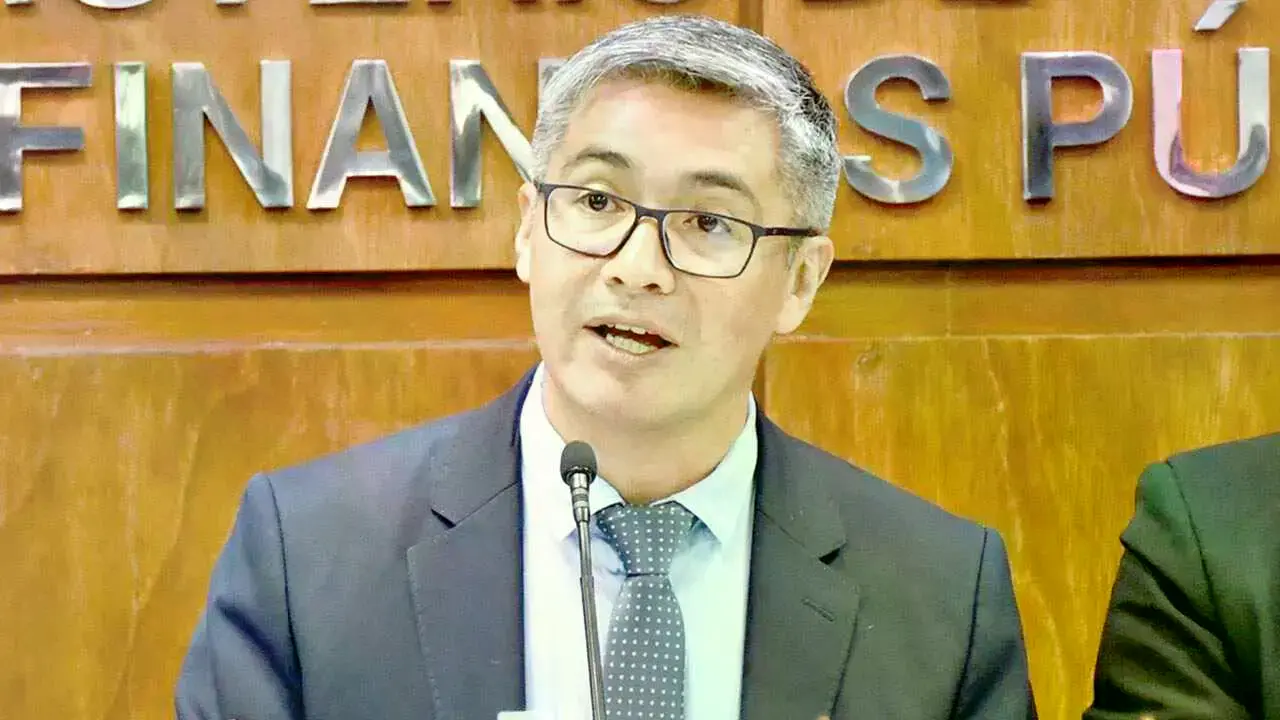 El ministro de Economía, Gabriel Espinoza, durante la presentación de su informe.