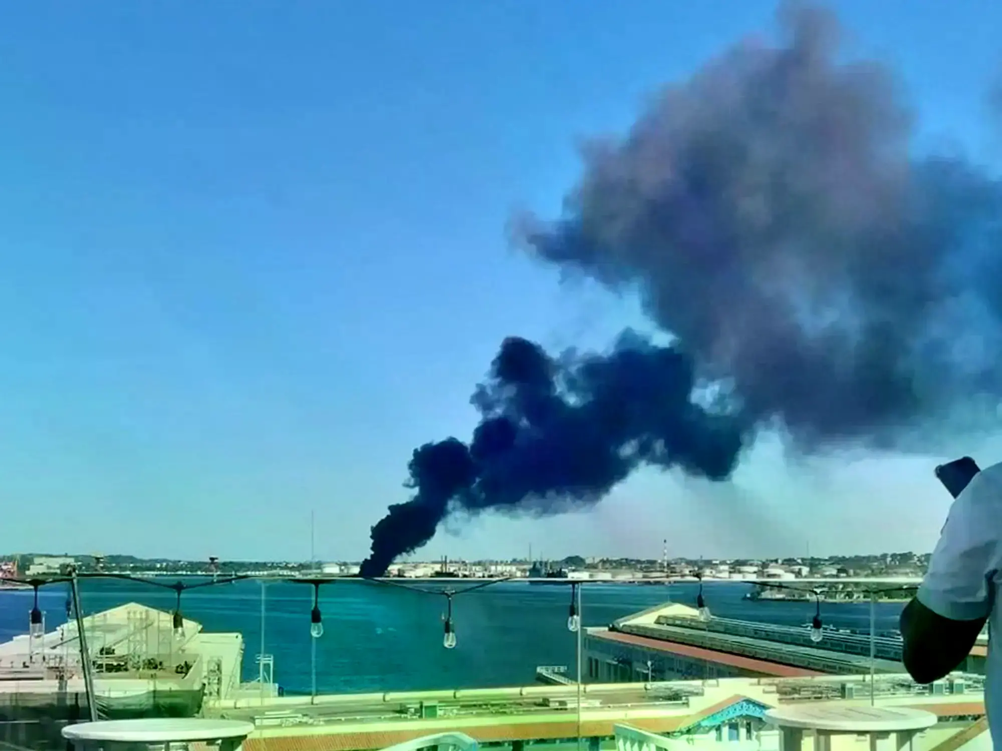 Columnas de humo negro se elevan sobre las instalaciones de la refinería Ñico López en La Habana.