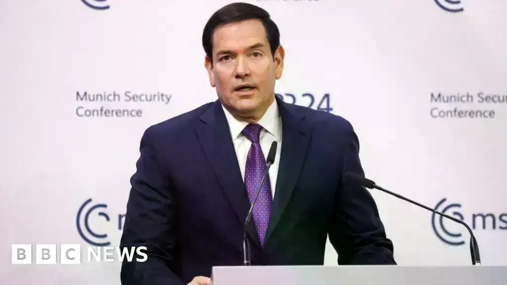 Marco Rubio pronuncia su discurso en el podio de la Conferencia de Seguridad de Múnich.