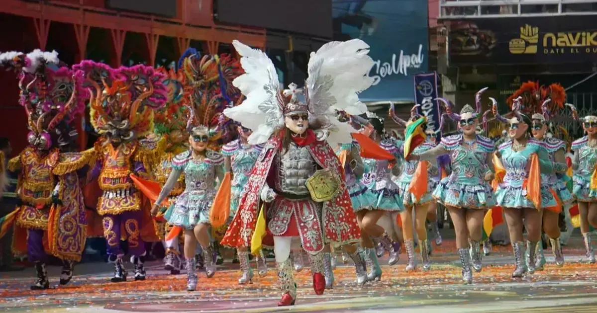 Bailarines durante el inicio del Carnaval de Oruro.
