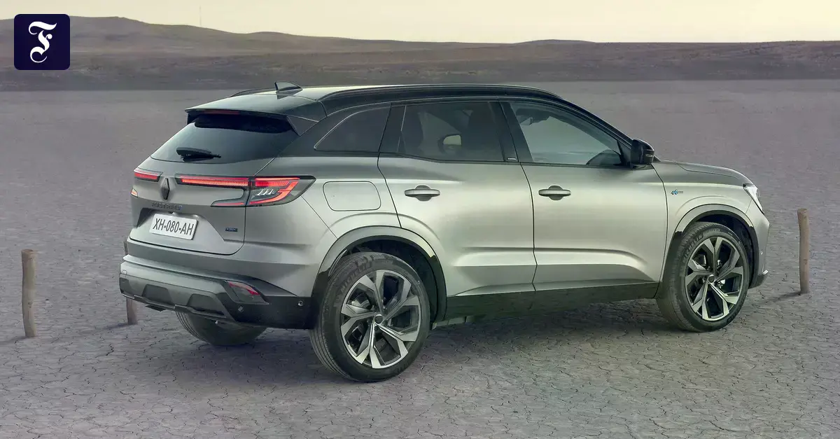 El Renault Austral con su línea moderna y techo suavemente descendente.