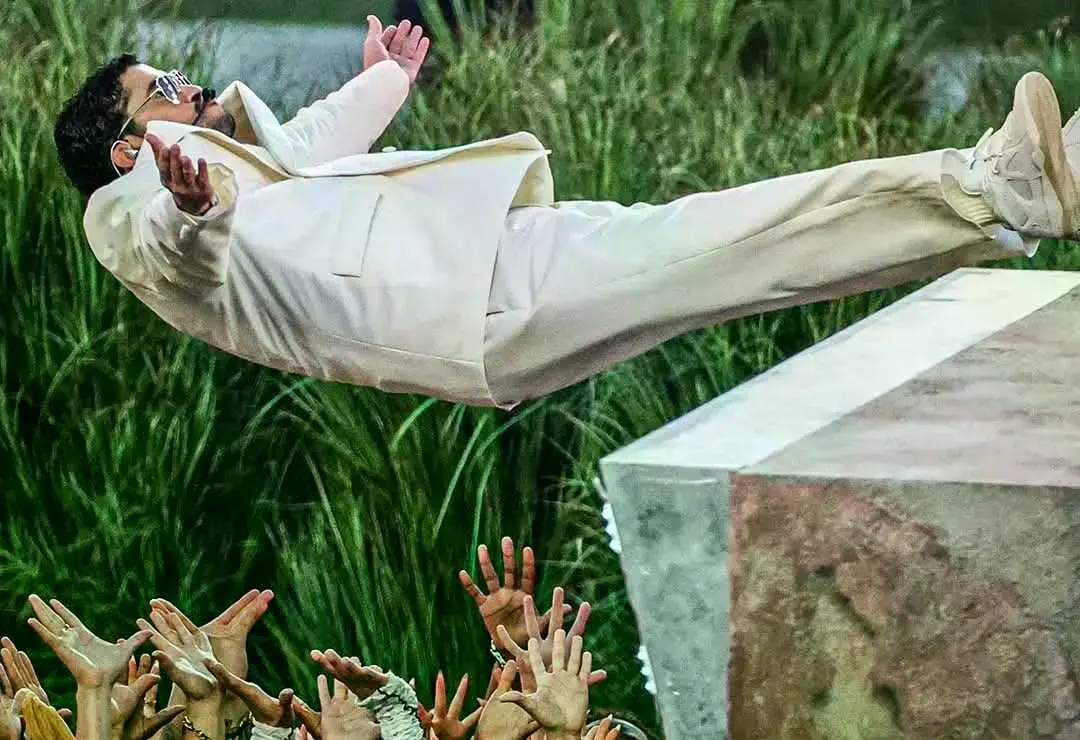 Bad Bunny, en uno de los momentos del espectáculo de medio tiempo en el Super Bowl.