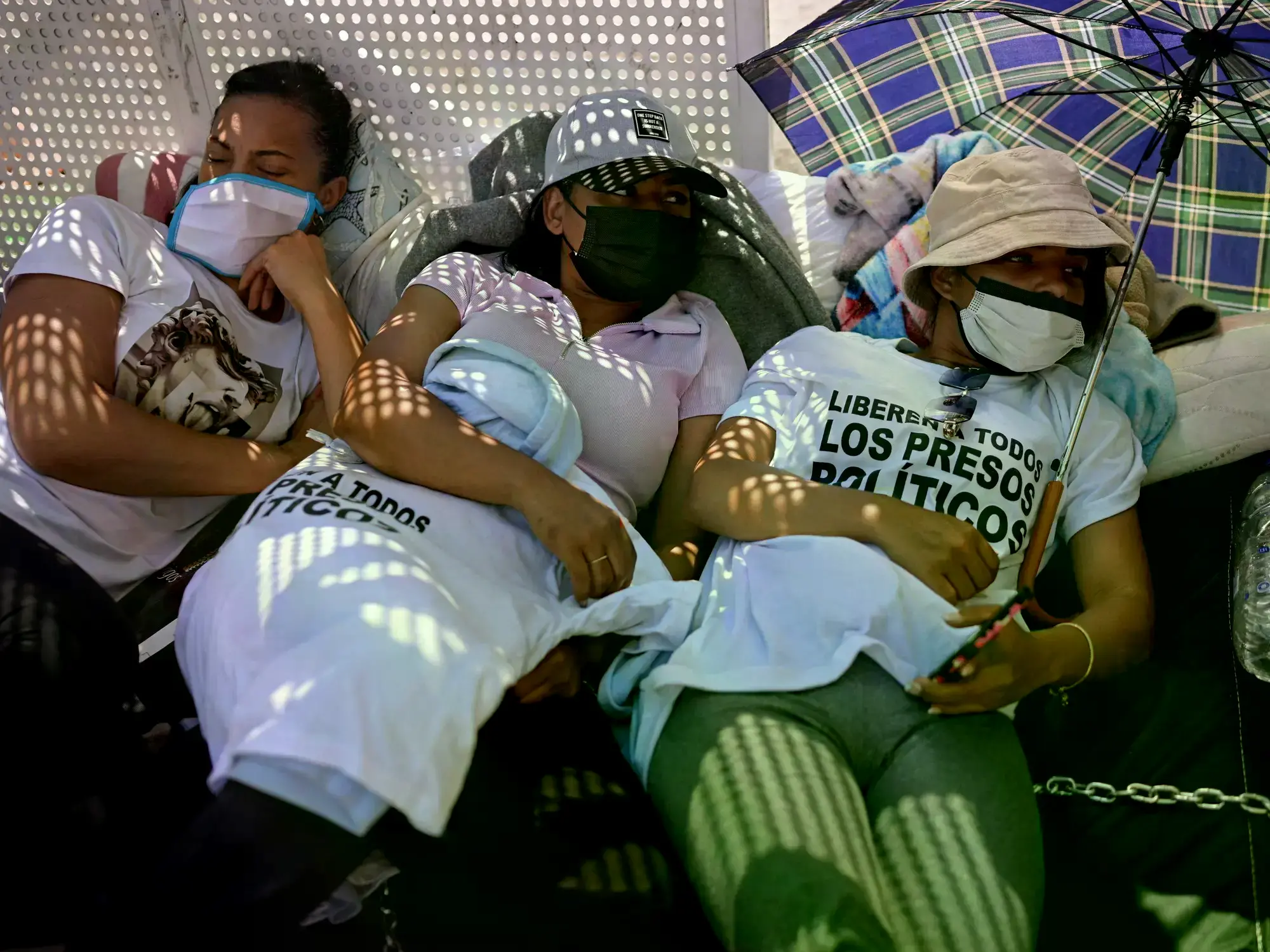 Mujeres en huelga de hambre en la puerta de un penal en Caracas piden la liberación de presos políticos.