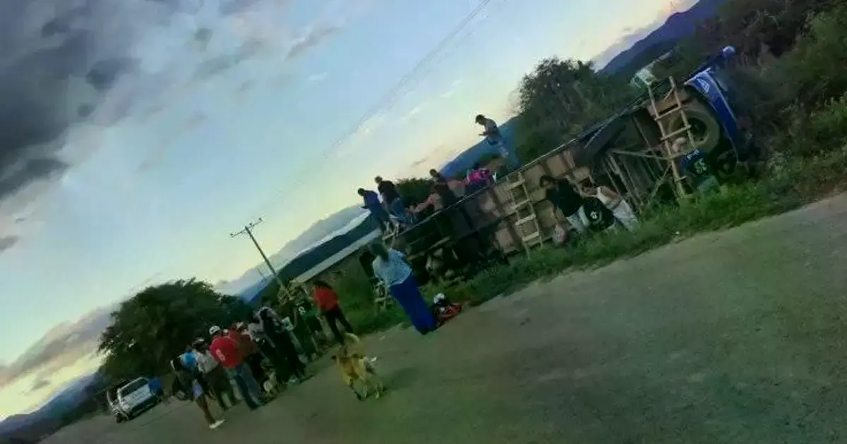 Heridos saliendo del autobús accidentado por las ventanas.