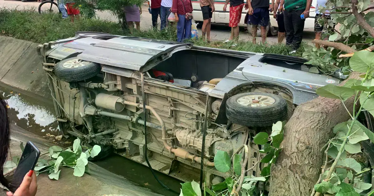Pasajeros siendo evacuados del minibús accidentado.