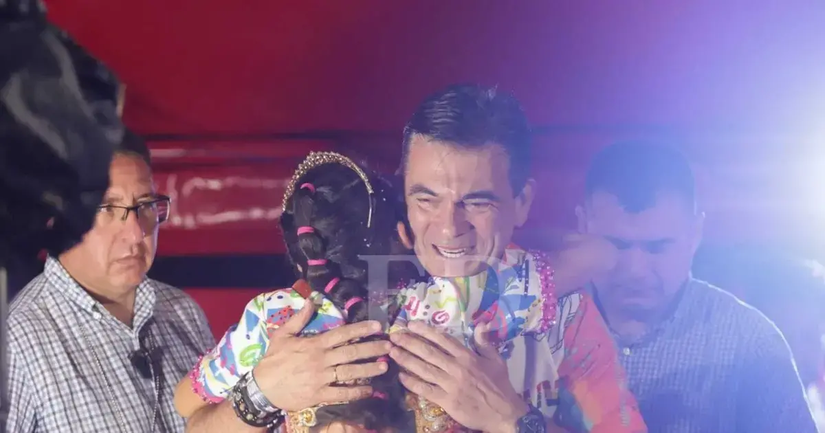 Presidente Rodrigo Paz en el palco del Corso Cruceño con su familia.