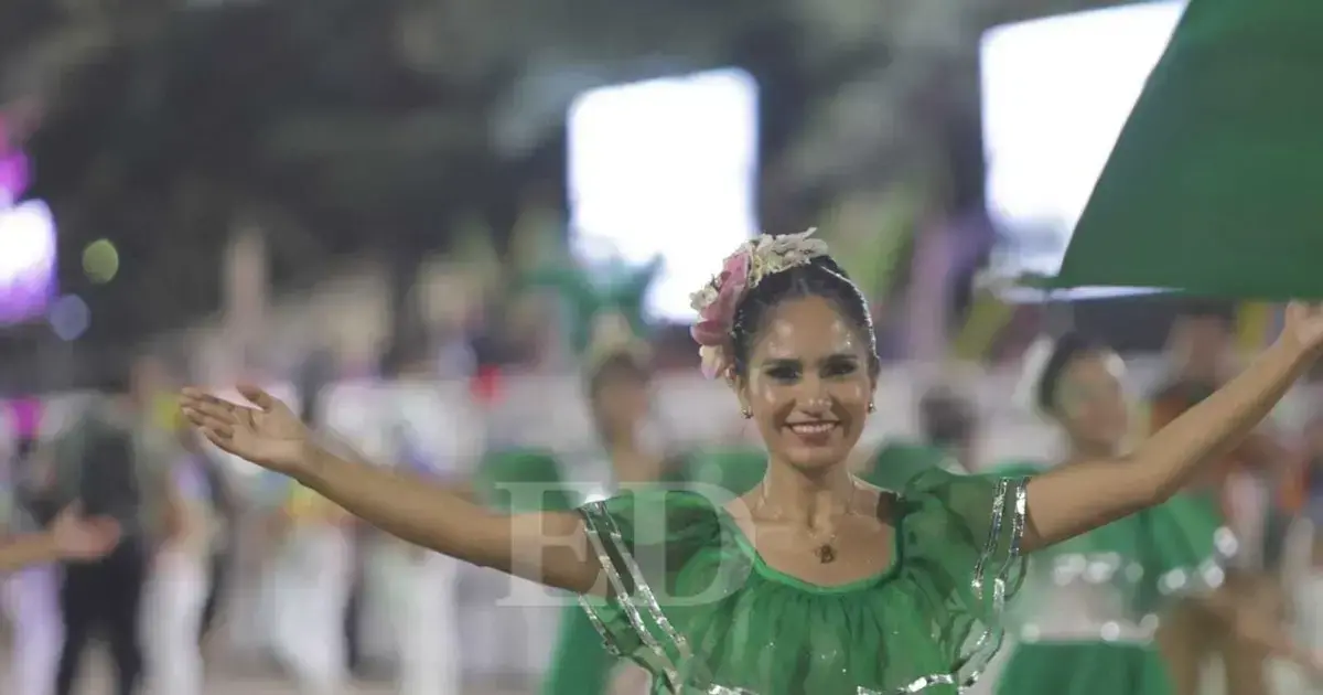 Una bailarina posa para la cámara en el Corso Cruceño