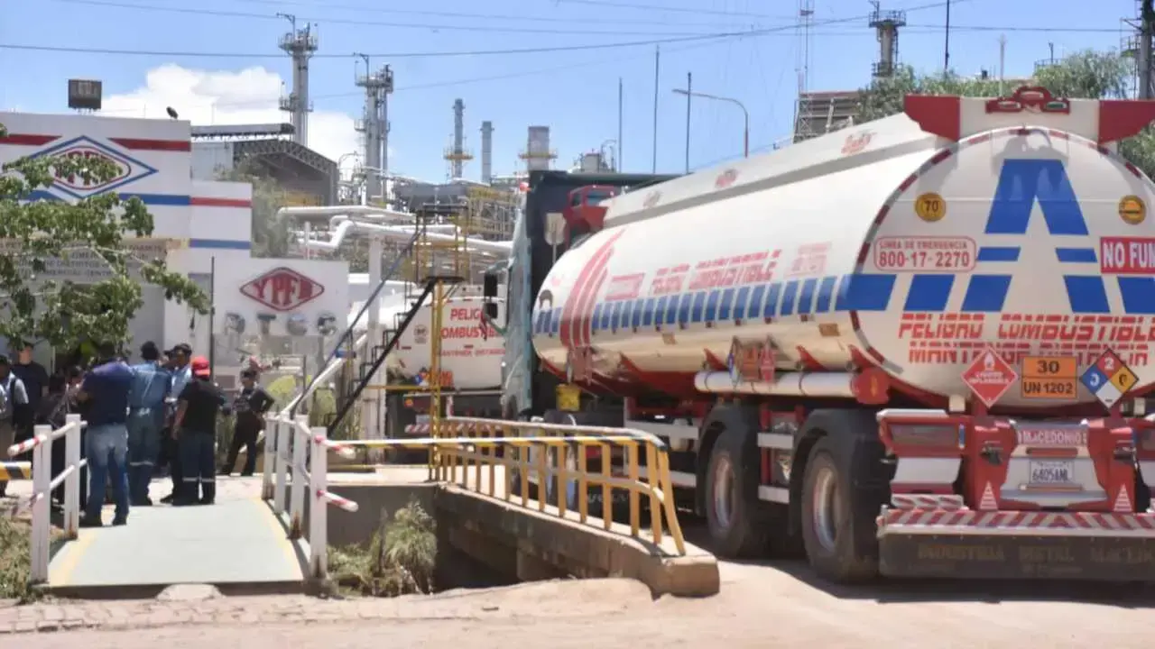 Una cisterna en puertas de YPFB.