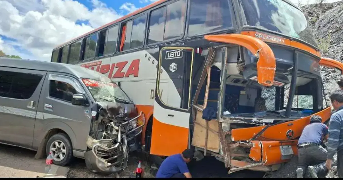 El estado del bus y el minibús tras el choque.