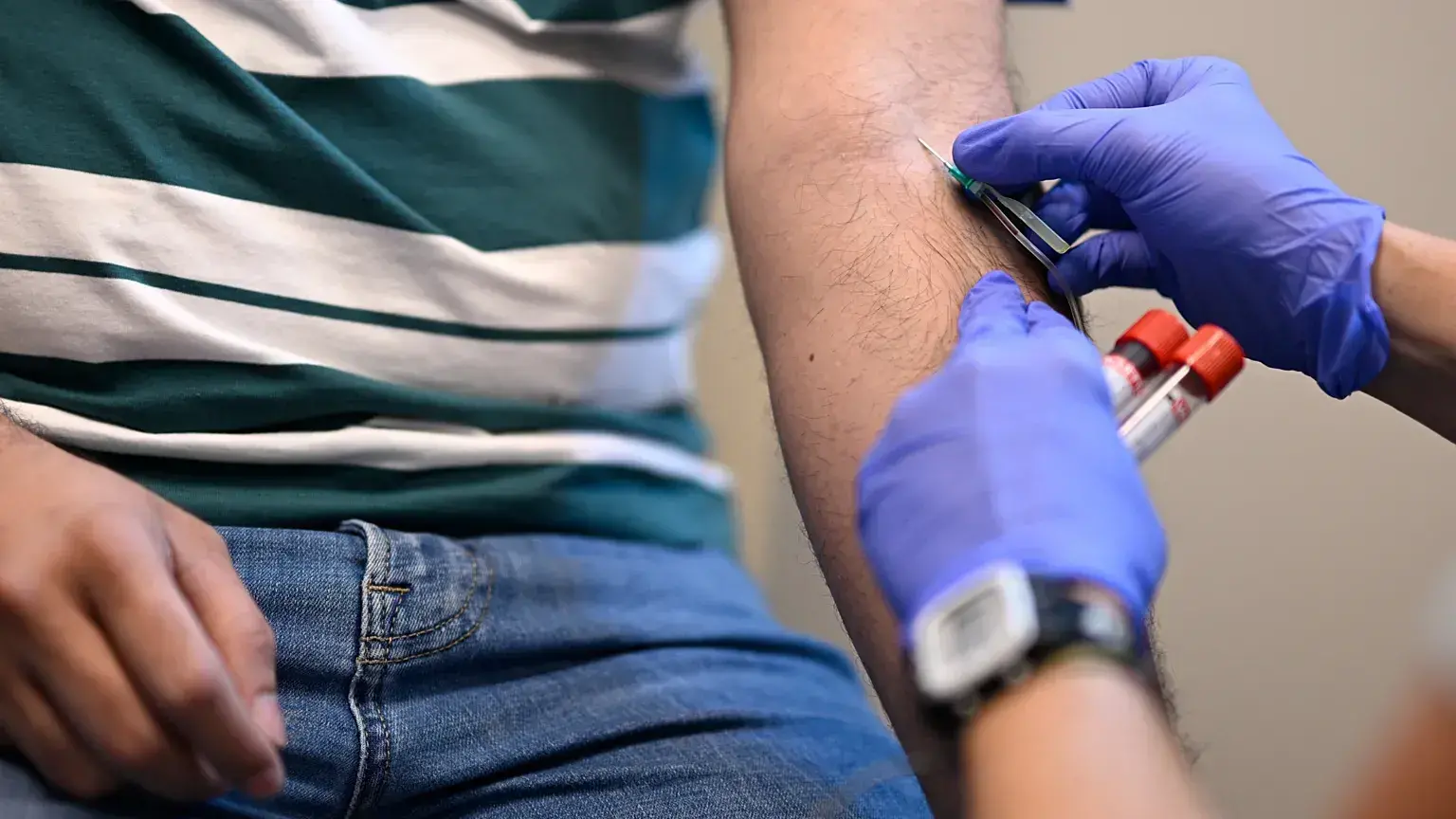 Una muestra de sangre es extraída para ser analizada en una clínica médica en Orlando, Florida.