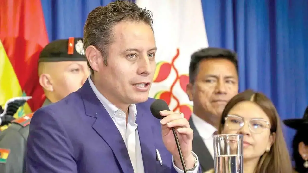 El vicepresidente Edmand Lara en una conferencia de prensa.