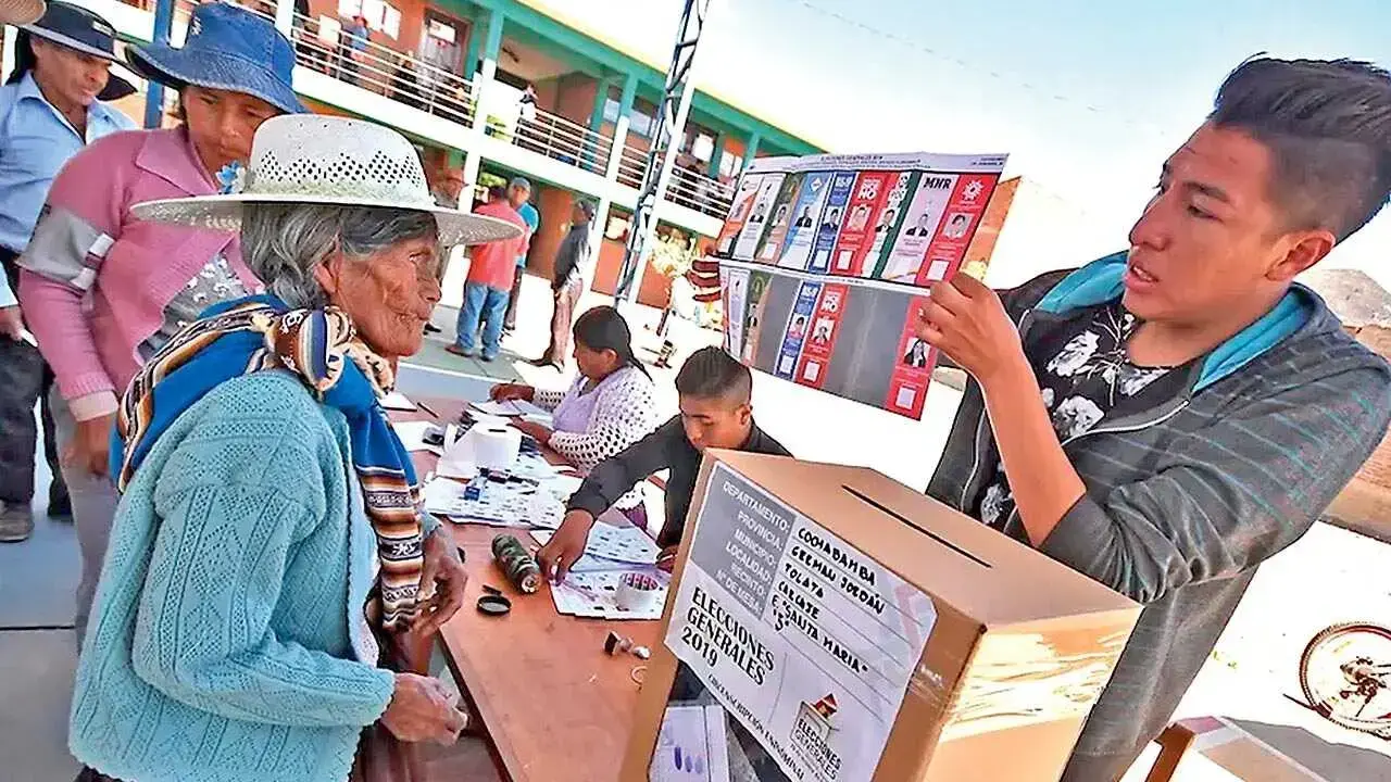 Una mujer vota en las pasadas elecciones subnacionales.