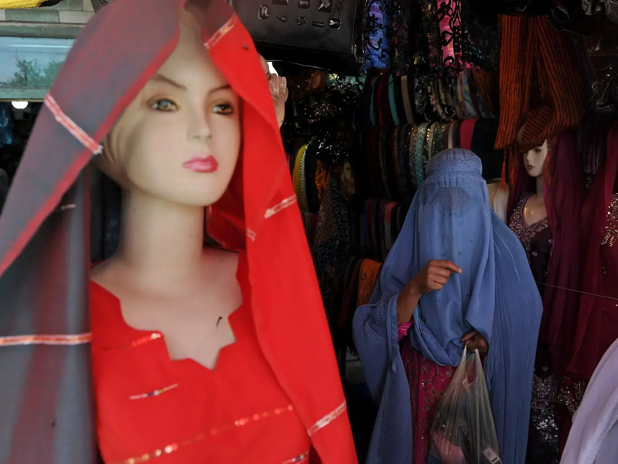 Mujer con burka, una de las prendas que se busca prohibir.