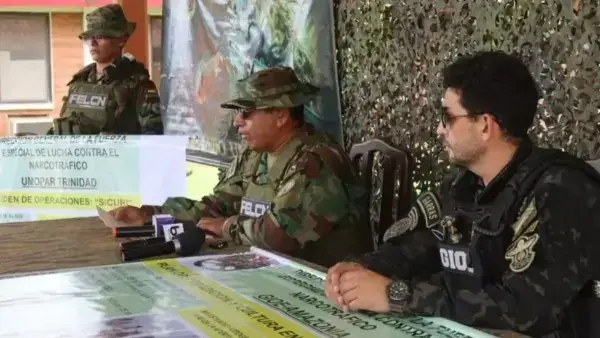 Comandante Sandro Peñarrieta durante la conferencia de prensa.