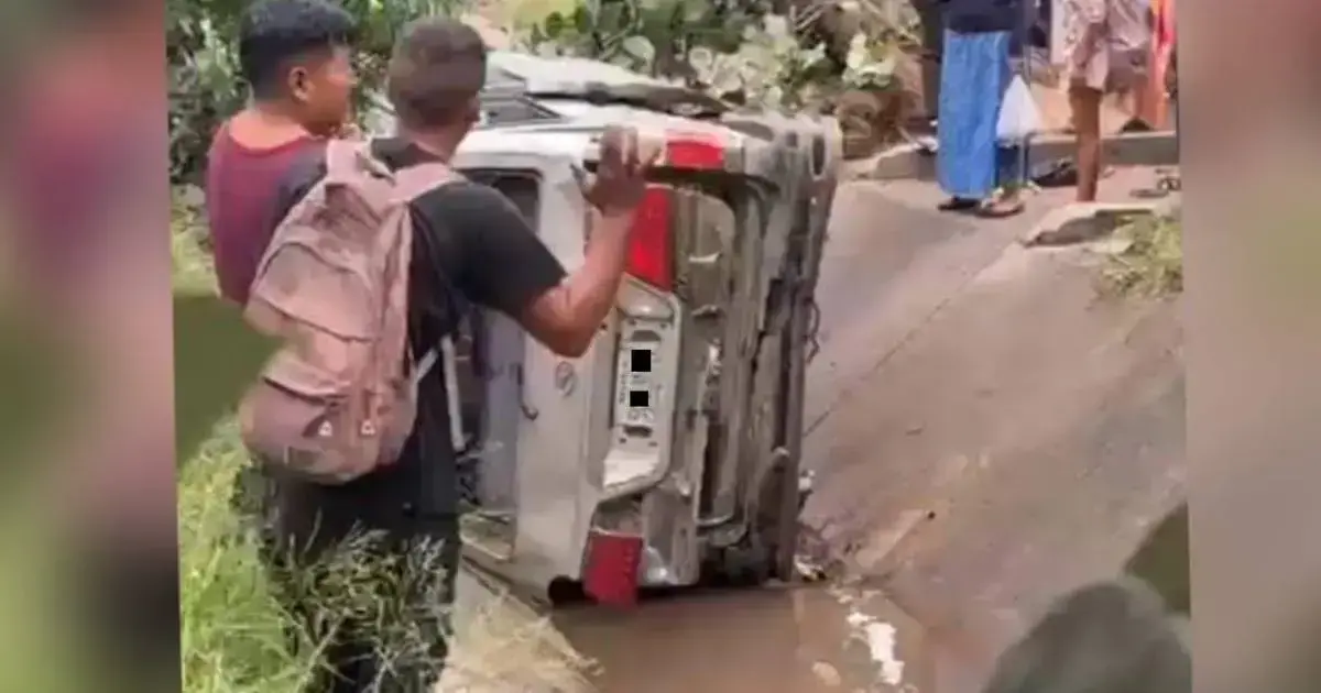 Minibús accidentado en el canal de drenaje.