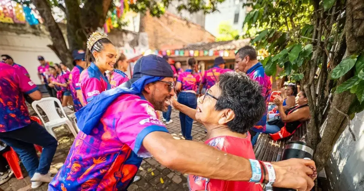 Luis Fernando Camacho y su esposa, Fátima Jordán, durante el carnaval.