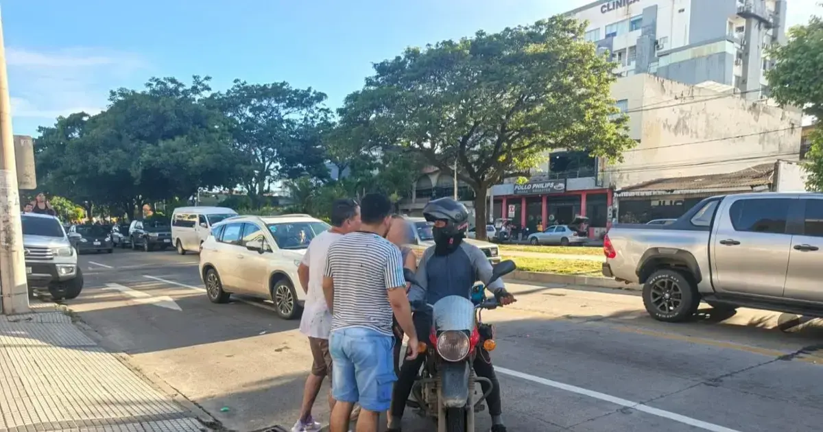 Padres quisieron agredir a un motociclista delivery