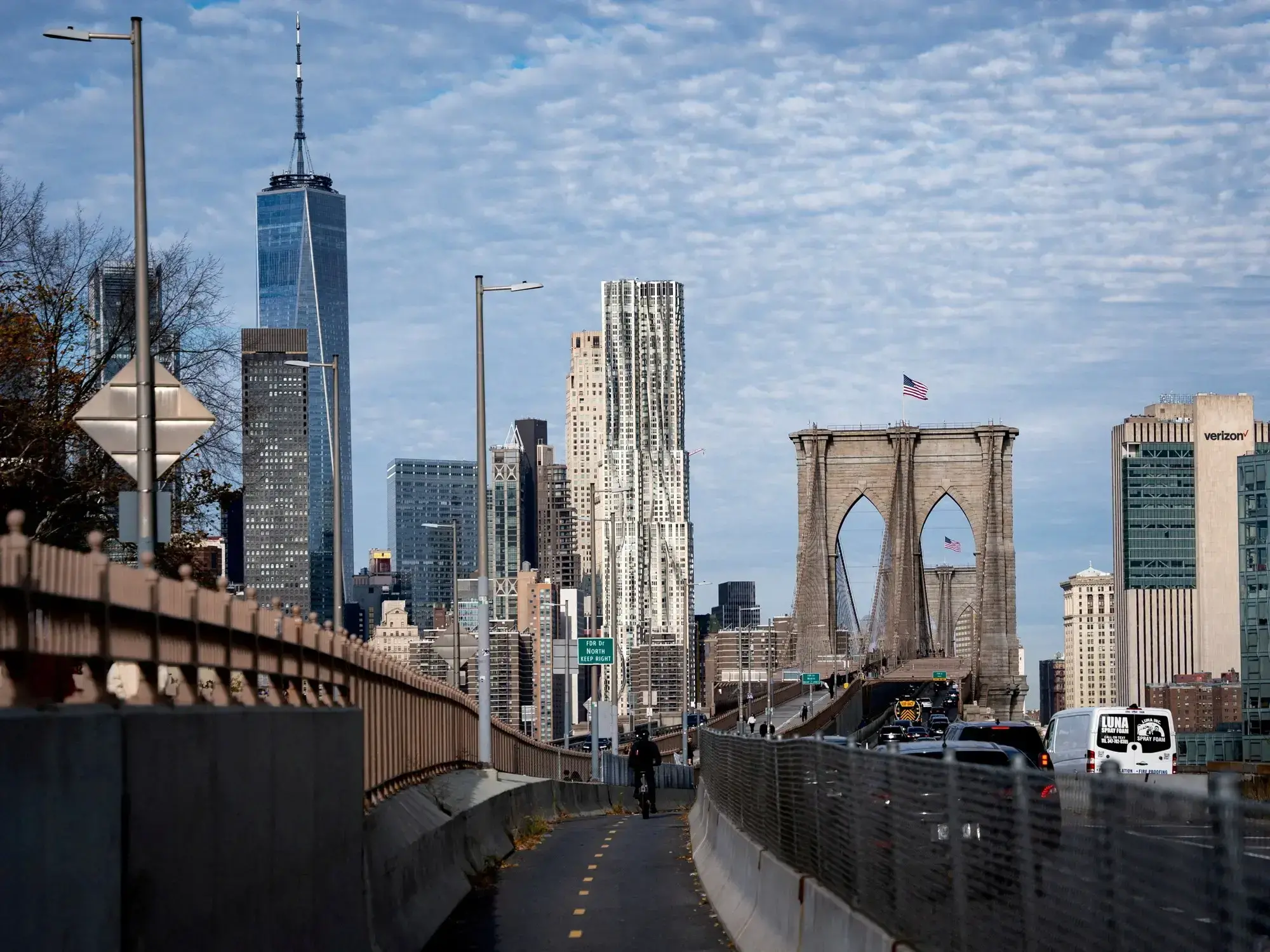 El puente de Brooklyn y partes del horizonte de la ciudad de Nueva York.