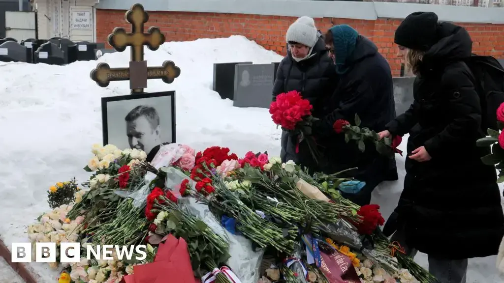 Lyudmila Navalnaya junto a la tumba de su hijo Alexei Navalny