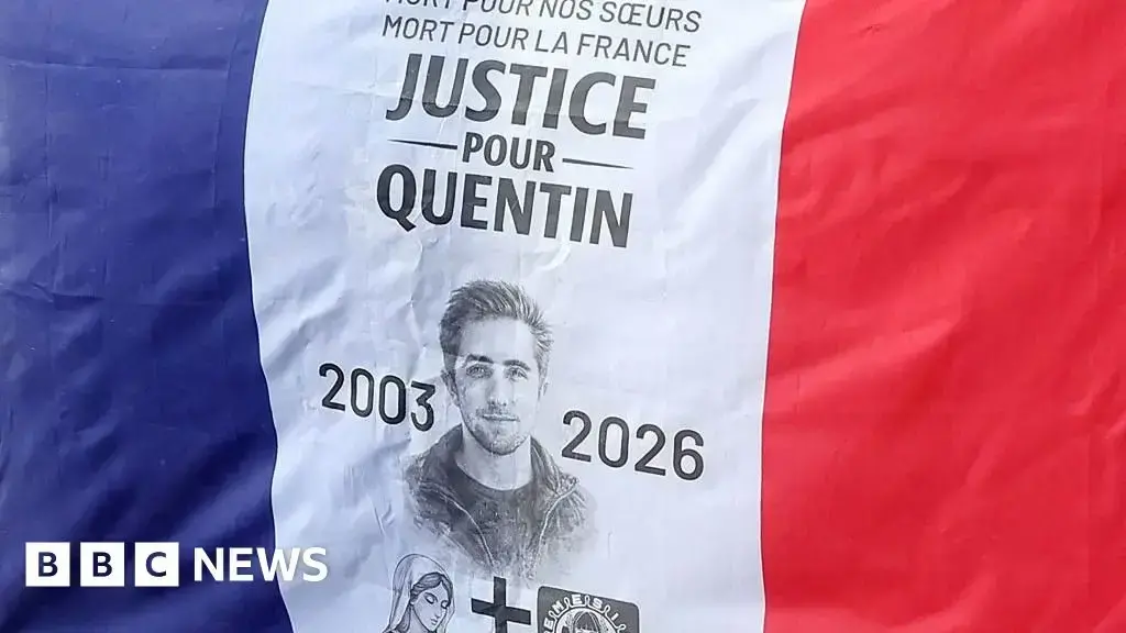 Manifestantes en París durante un homenaje a Quentin Deranque.