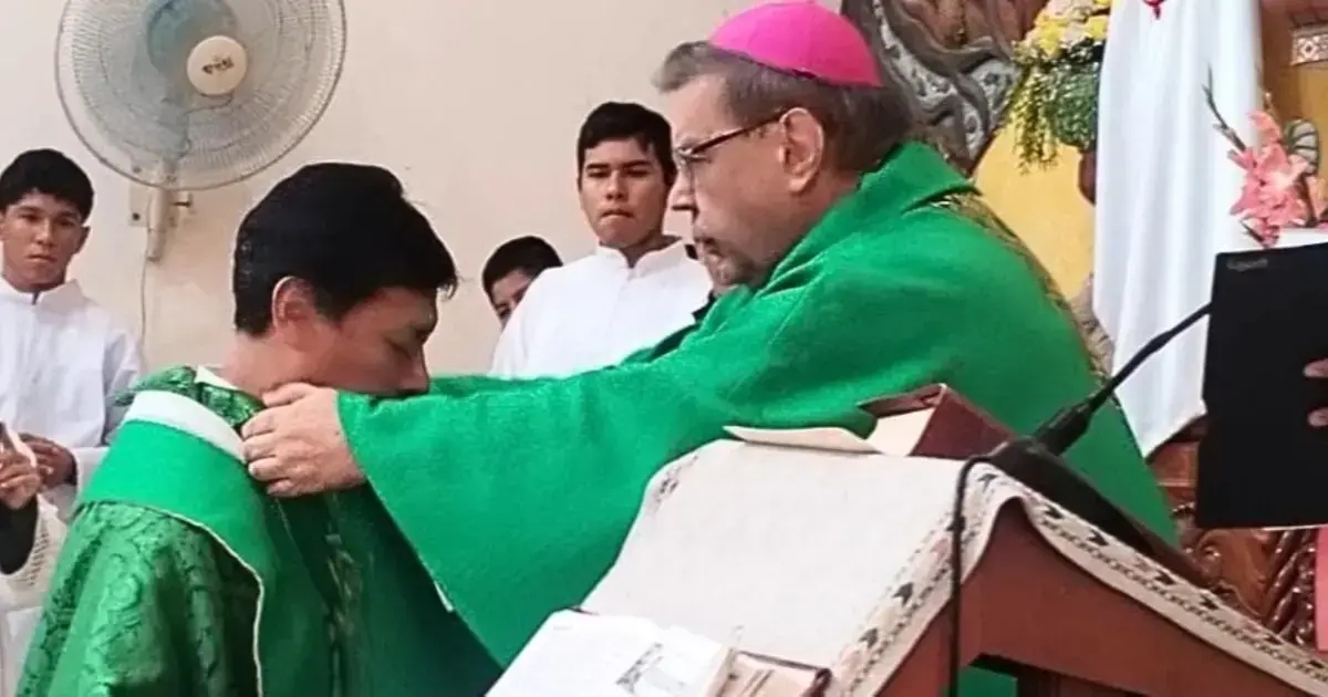 Monseñor Estanislao Dowlaszewicz preside la eucaristía de posesión del nuevo párroco.