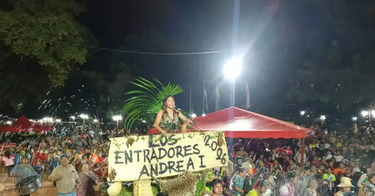 Uno de los carros durante el corso en Ascensión de Guarayos