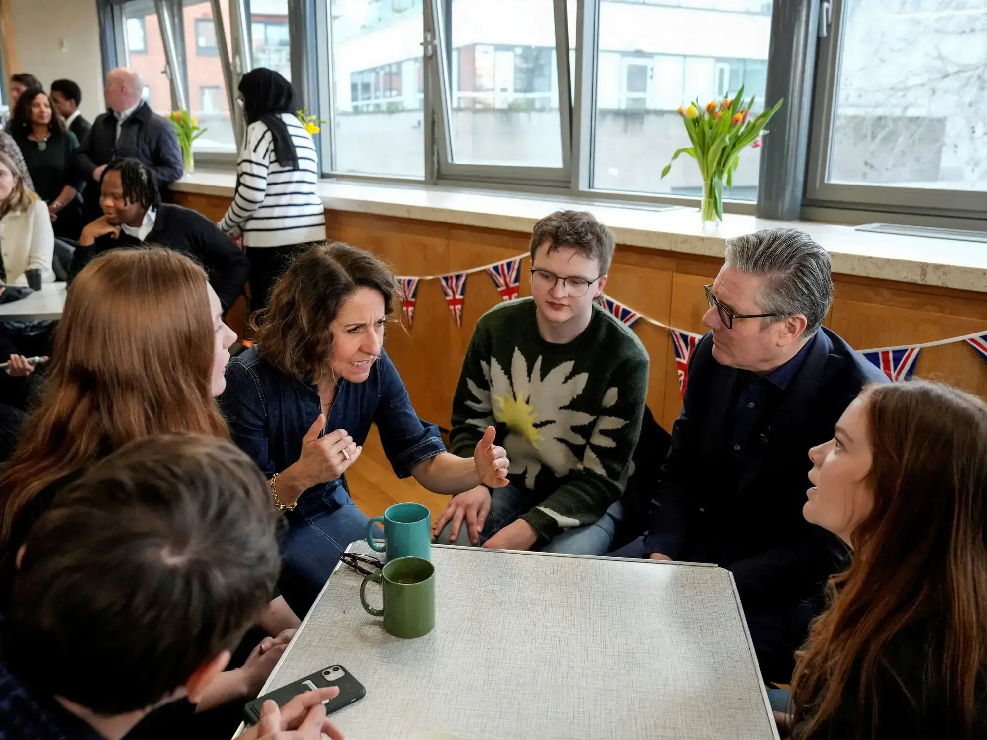 Keir Starmer habla con residentes en un centro comunitario en Putney, Londres.