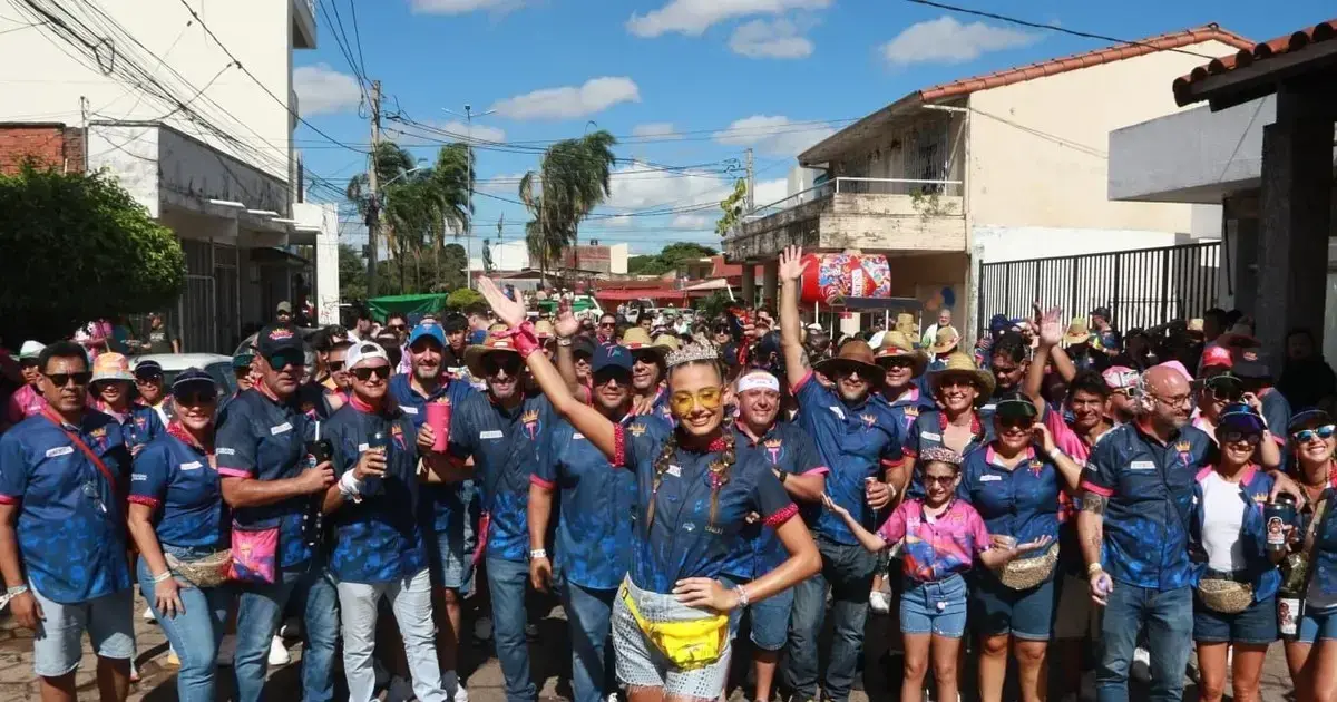Camila I junto a los Testarudos en el centro cruceño