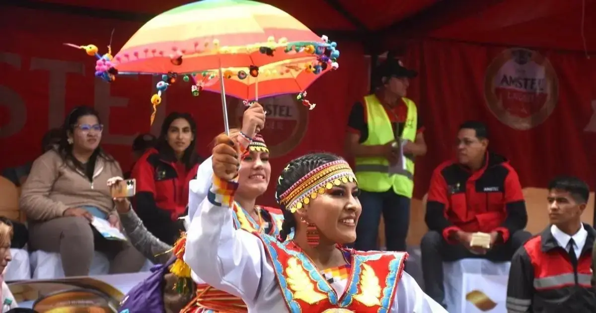 Una bailarina muestra su alegría en el Jisk'a Anata.