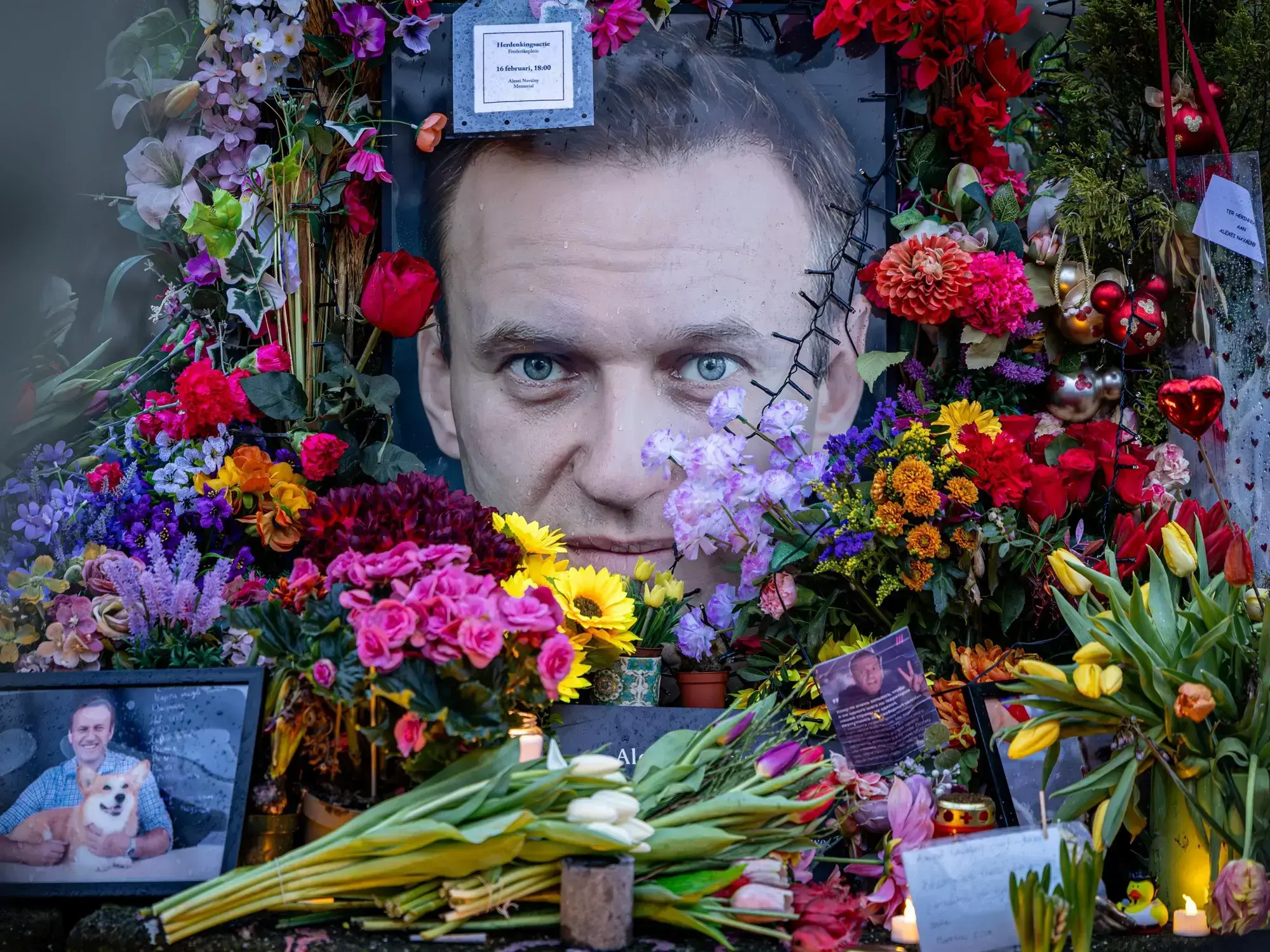 Una multitud deposita flores en un monumento en memoria de Alexéi Navalny en Ámsterdam.