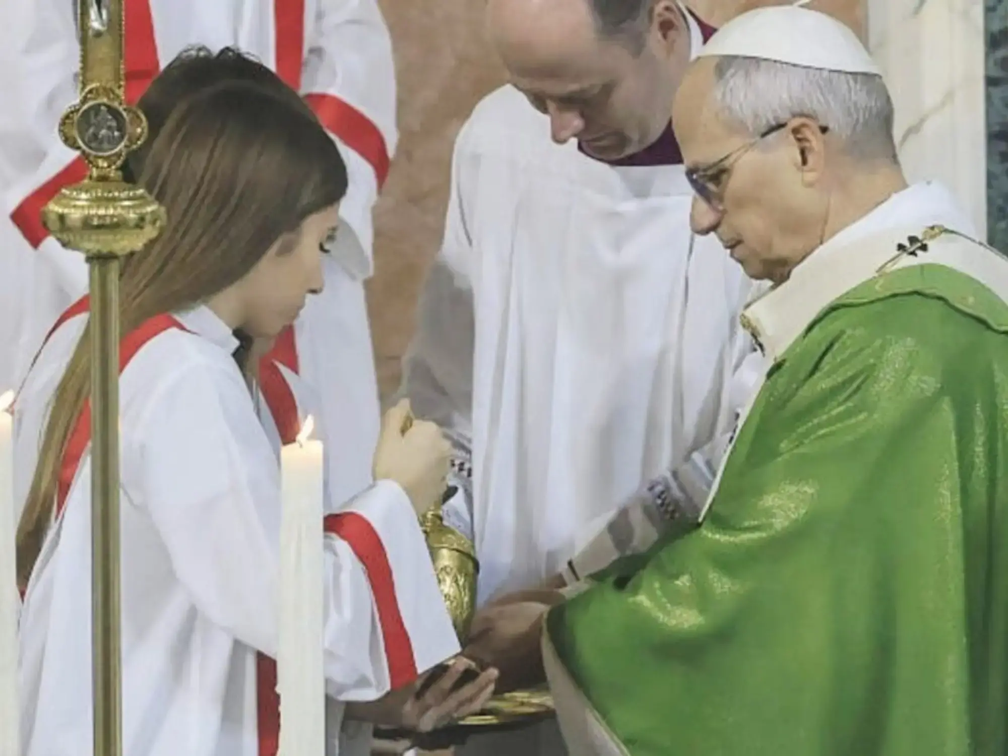El Papa León XIV preside la misa durante la visita la parroquia de 'St. Mary Queen of Peace' en Ostia Lido.