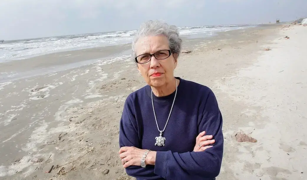 Carole Allen durante el evento "Arte de Salvar Tortugas Marinas" en Galveston, Texas.
