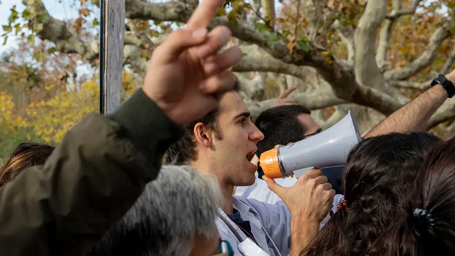 Un médico protesta en una manifestación en 2018.