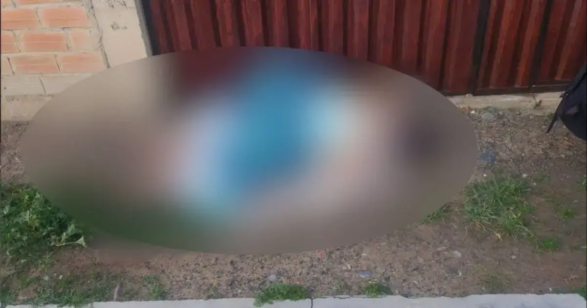 El cuerpo estaba en la acera de una calle.