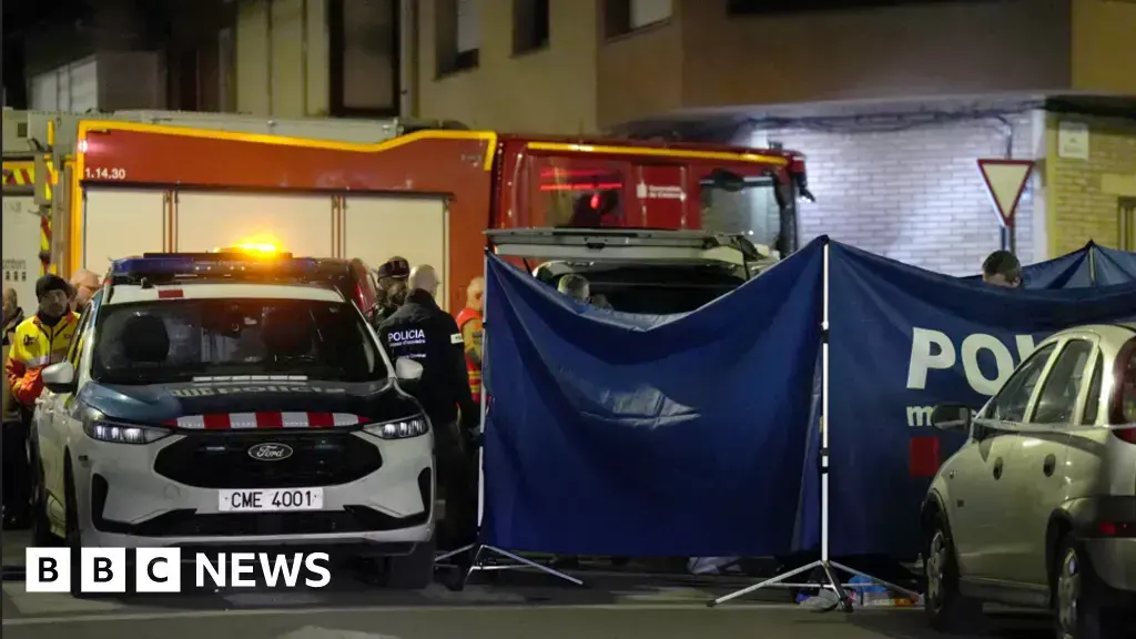 El incendio se declaró en una planta alta de un bloque de viviendas al norte de Barcelona.