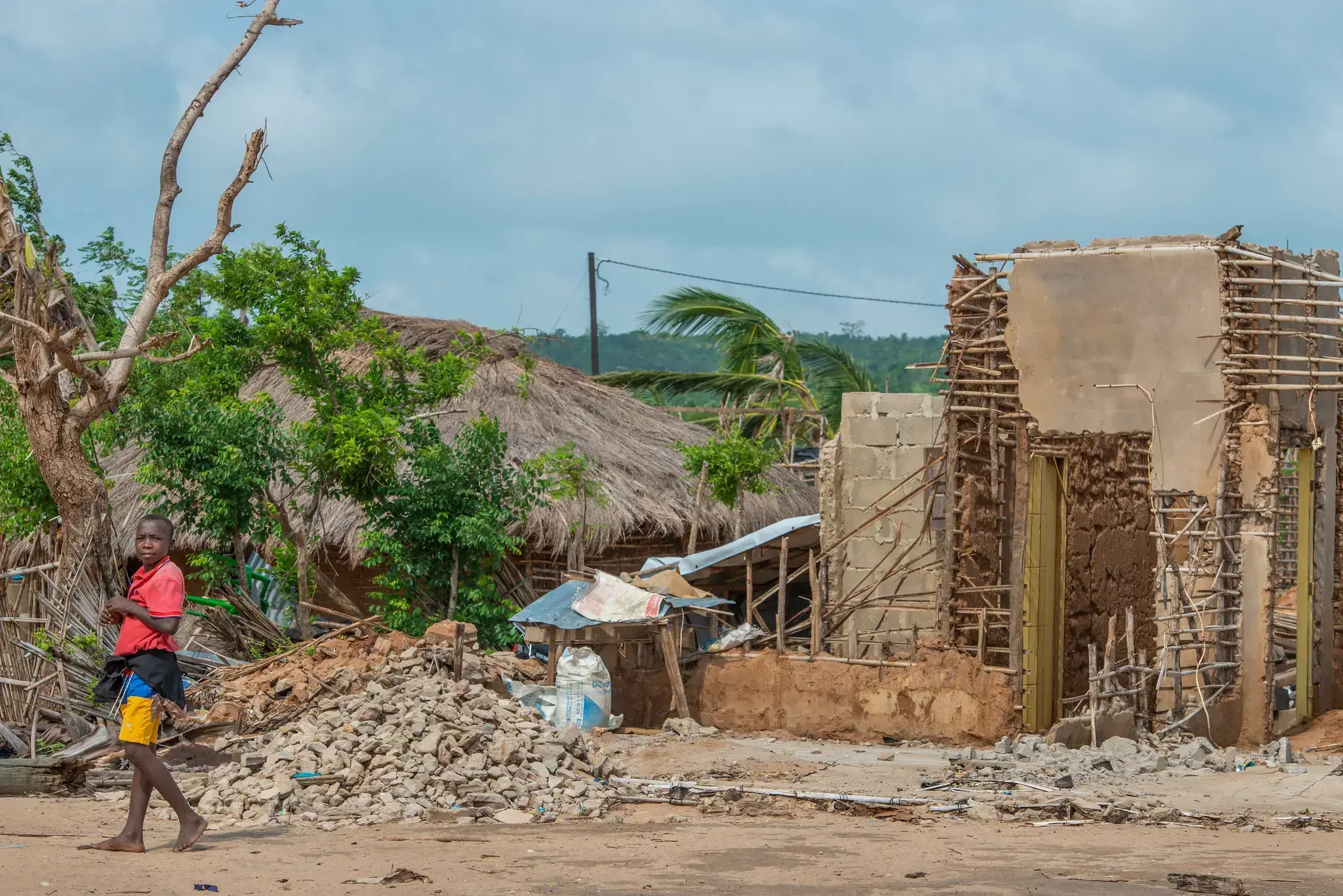 Vehículos en una carretera dañada por inundaciones en la provincia de Maputo, Mozambique.