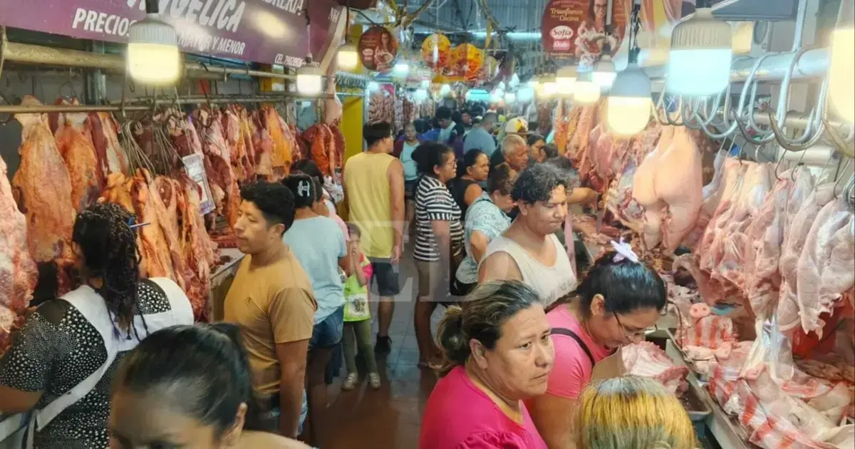 Personas realizando compras en el mercado Villa Primero de Mayo