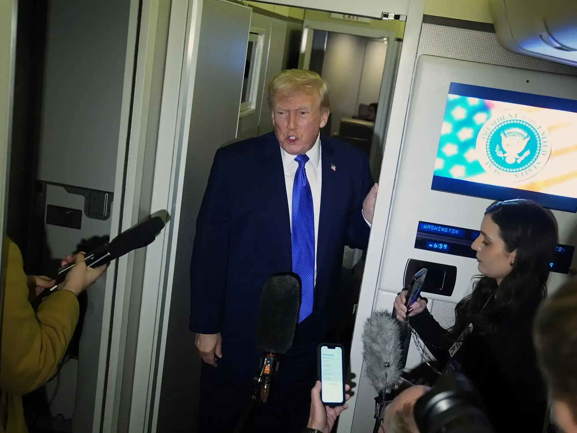 Donald Trump habló con la prensa en el avión Air Force One.