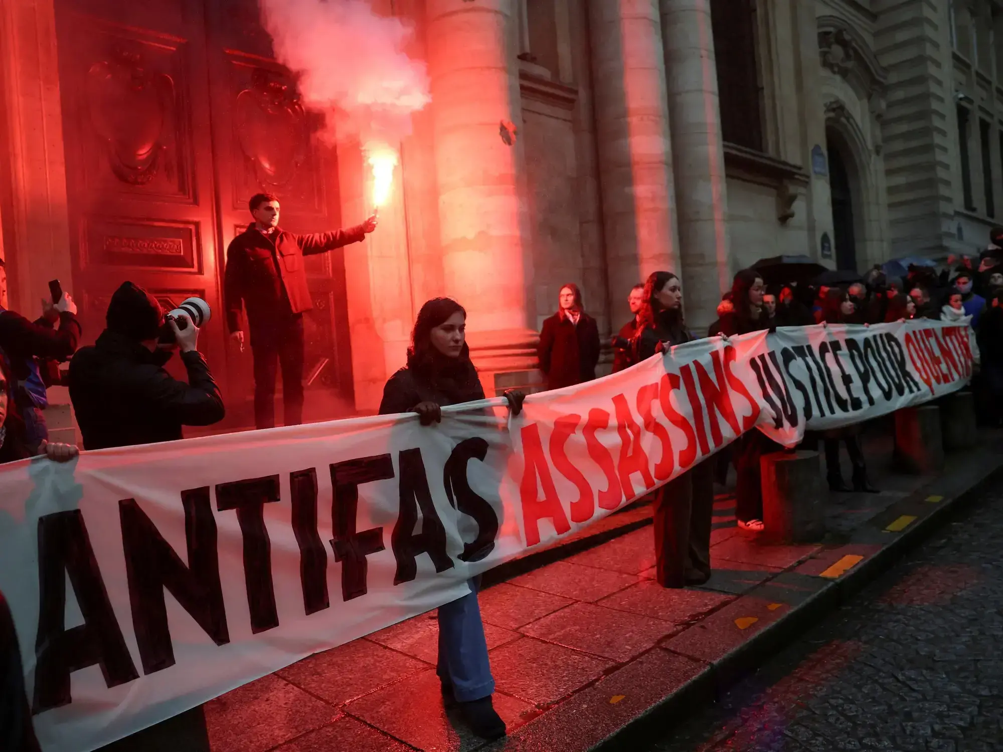 Homenajes en París a Quentin, un activista nacionalista asesinado a golpes en Lyon, Francia.