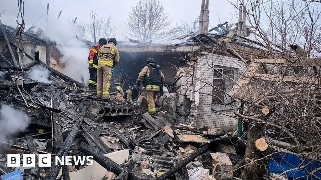 Bomberos ucranianos buscan entre los escombros tras ataques rusos en la ciudad de Sumy