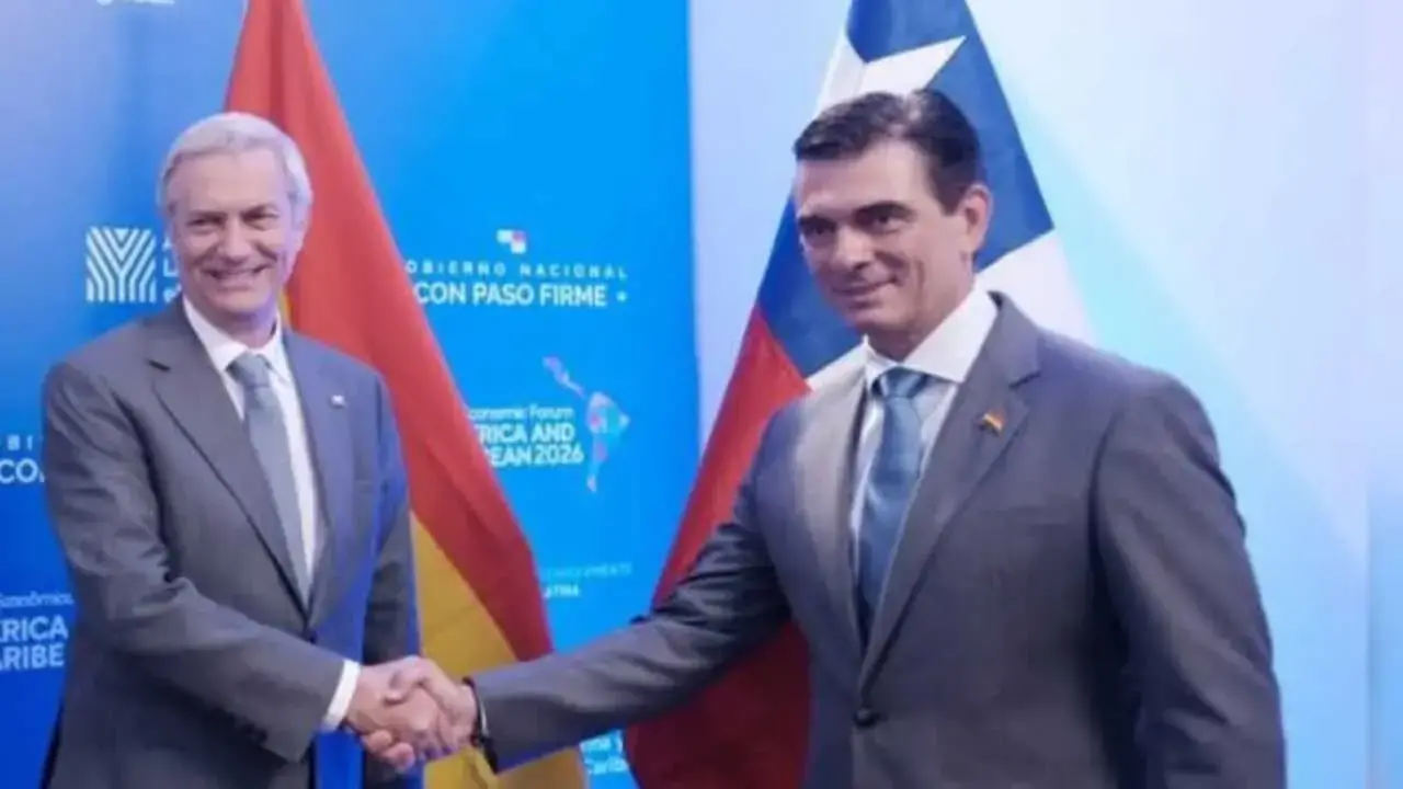 El presidente Rodrigo Paz (d) y el mandatario electo de Chile, José Antonio Kast (i).