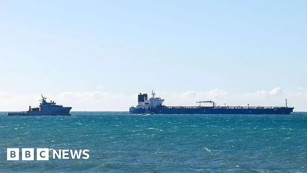 El petrolero Grinch, bajo vigilancia de la marina francesa cerca de Marsella.