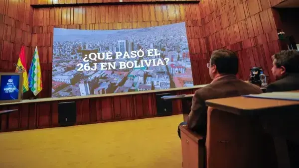 El entonces presidente Luis Arce y el vicepresidente David Choquehuanca en la presentación del documental.