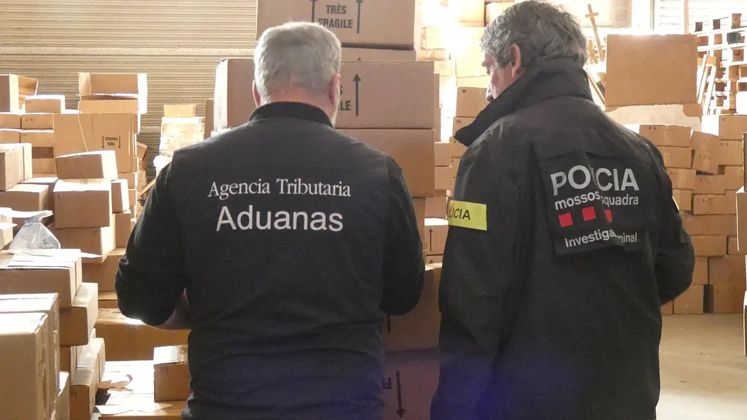 Operación policial en una nave industrial.