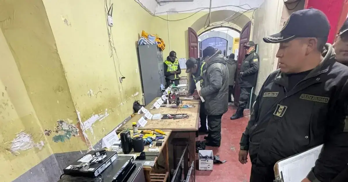 La Policía revisa los objetos incautados en el operativo ejecutado en la cárcel de San Pedro de La Paz.