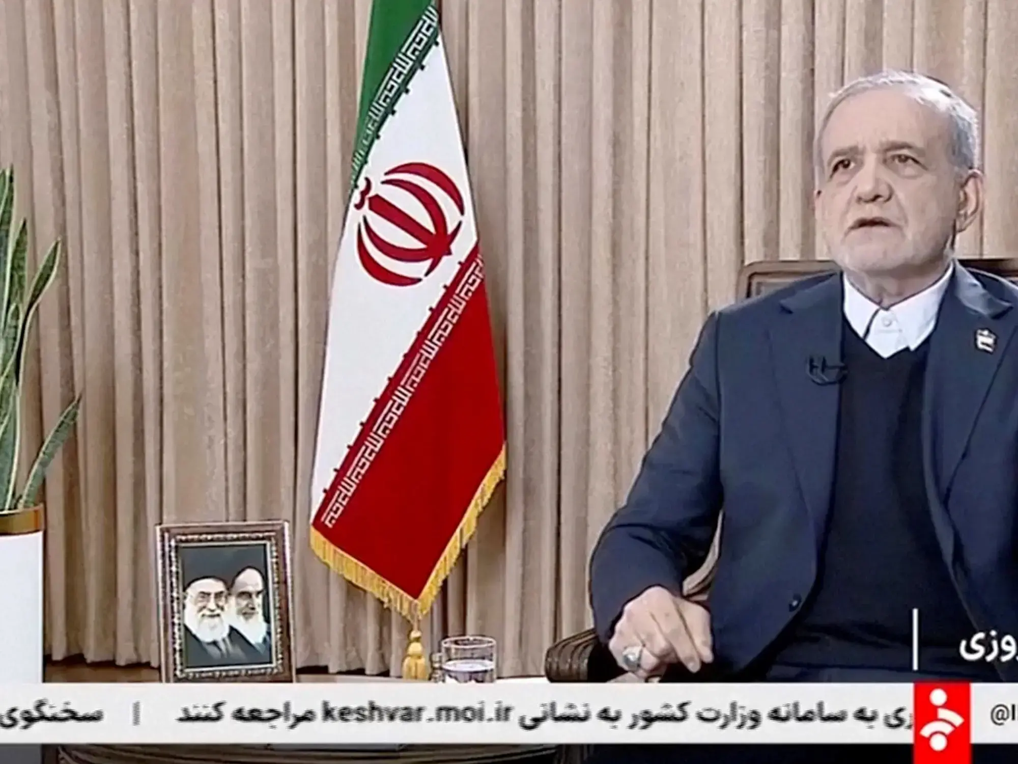 El presidente iraní, Masoud Pezeshkian, habla durante una entrevista con la televisión estatal.