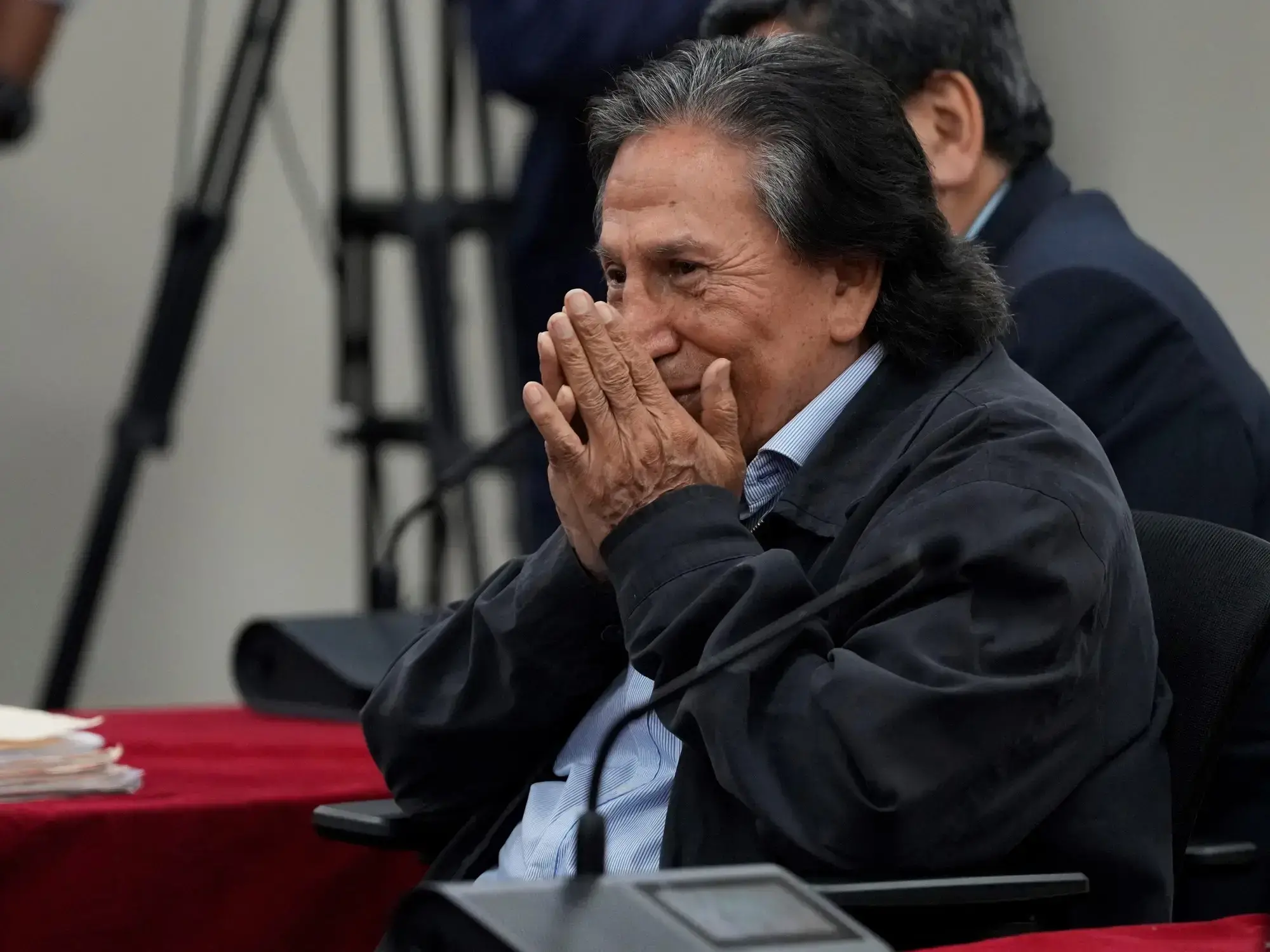 El ex presidente peruano Alejandro Toledo asiste a una sesión judicial donde el juez lo condenó a 20 años de prisión por corr
