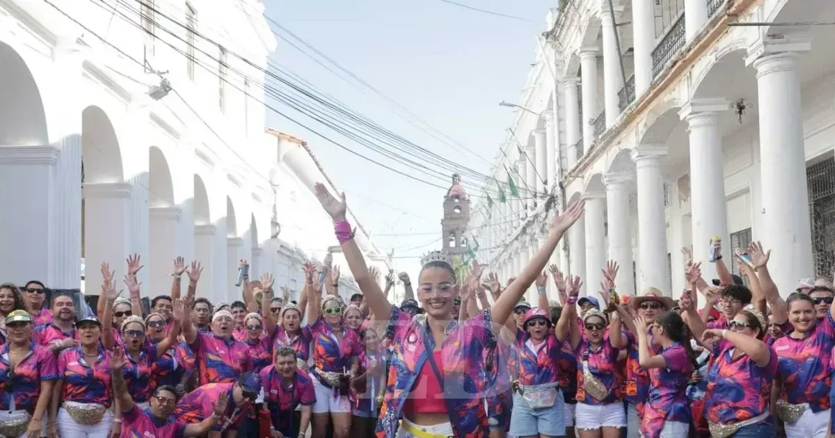 Camila I recorre las calles del centro de la ciudad
