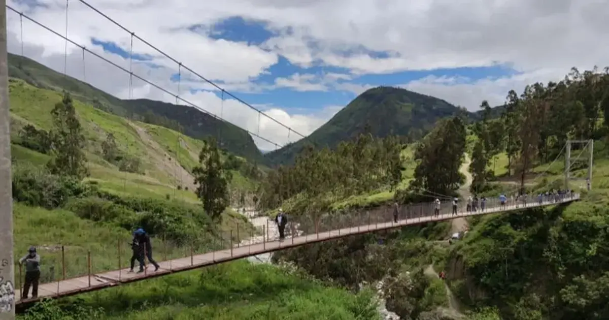 Uno de los puentes peatonales sobre el río San Cristóbal.