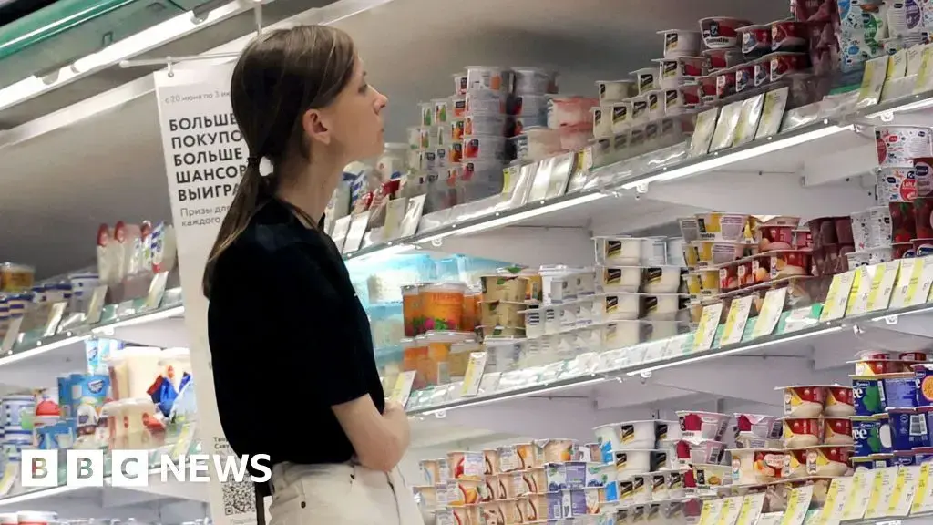Un cliente observa productos en un supermercado ruso.